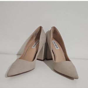 EUC Steve Madden Women's Beige Textured Heels pointed-toe heeled shoe